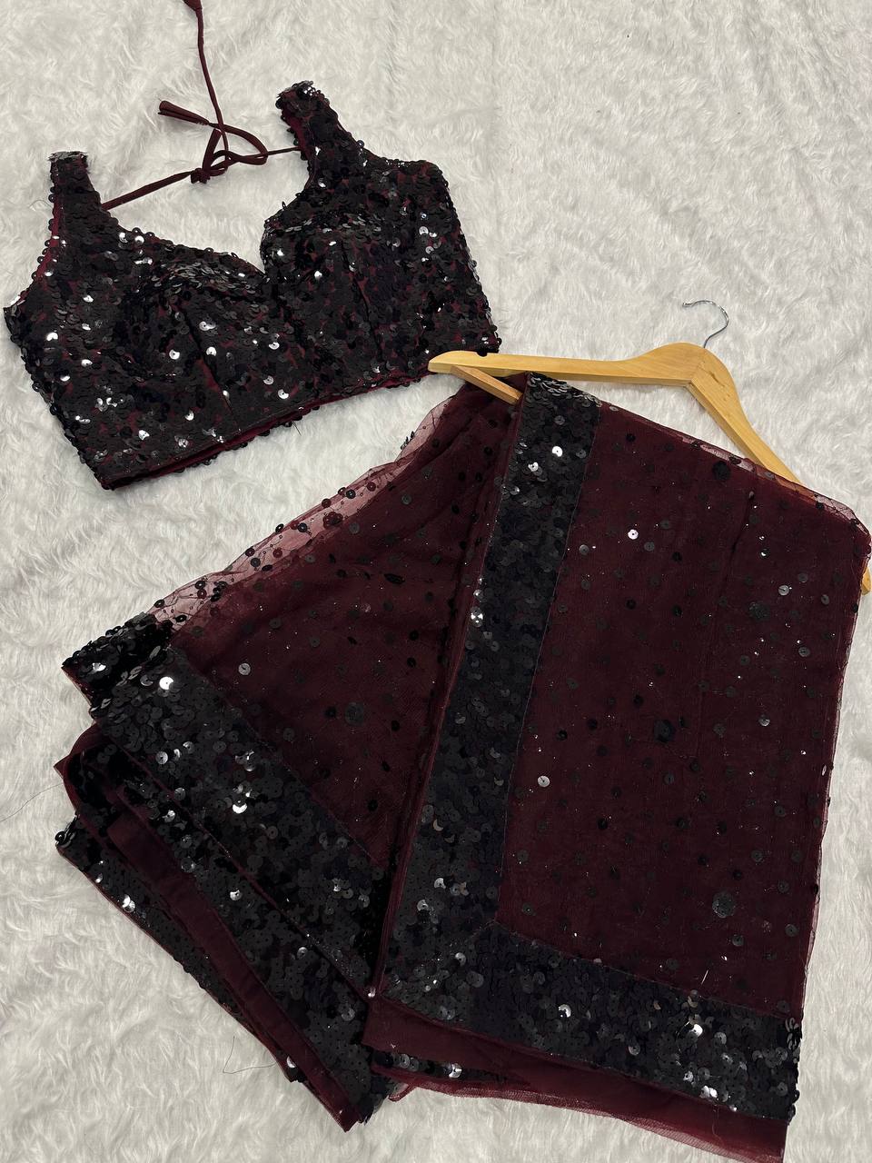 सीक्वेंस और थ्रेड वर्क वाली पार्टी वियर डिज़ाइनर साड़ी