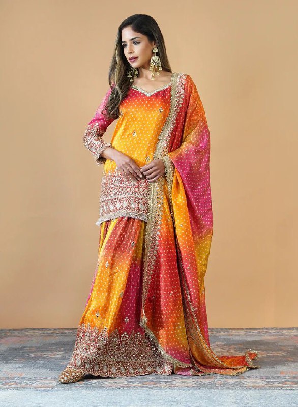 धागे और अनुक्रम के साथ असली दर्पण के काम के साथ फैंसी सूट