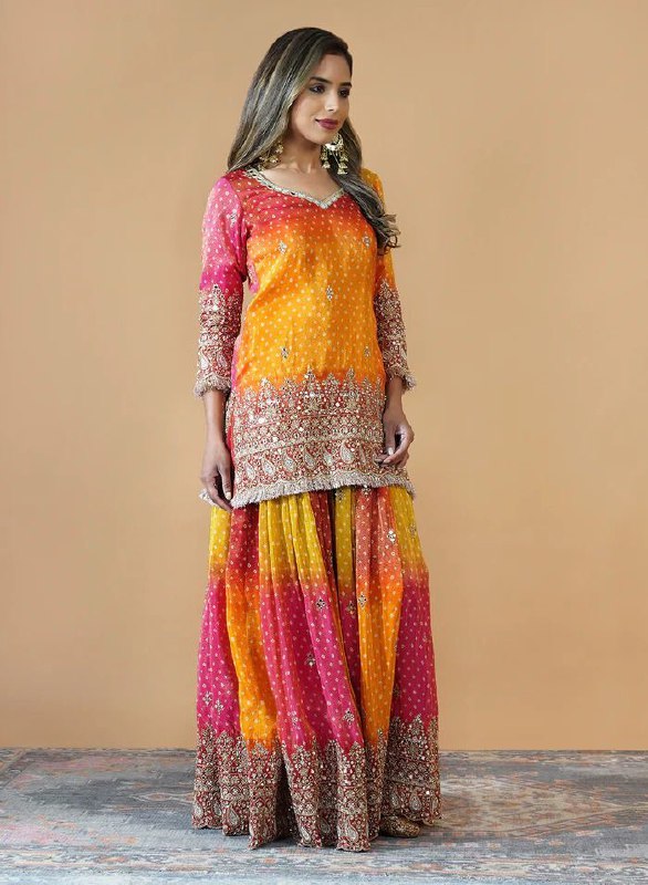 धागे और अनुक्रम के साथ असली दर्पण के काम के साथ फैंसी सूट