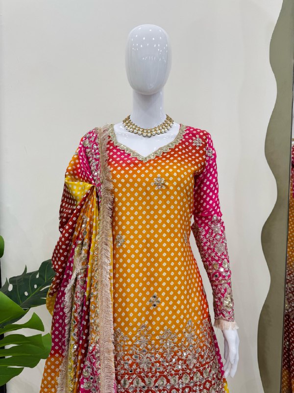 धागे और अनुक्रम के साथ असली दर्पण के काम के साथ फैंसी सूट