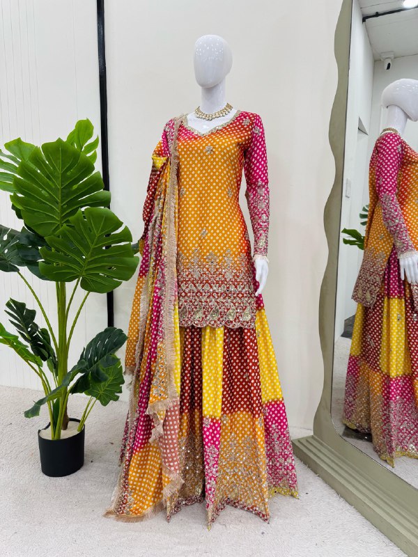 धागे और अनुक्रम के साथ असली दर्पण के काम के साथ फैंसी सूट