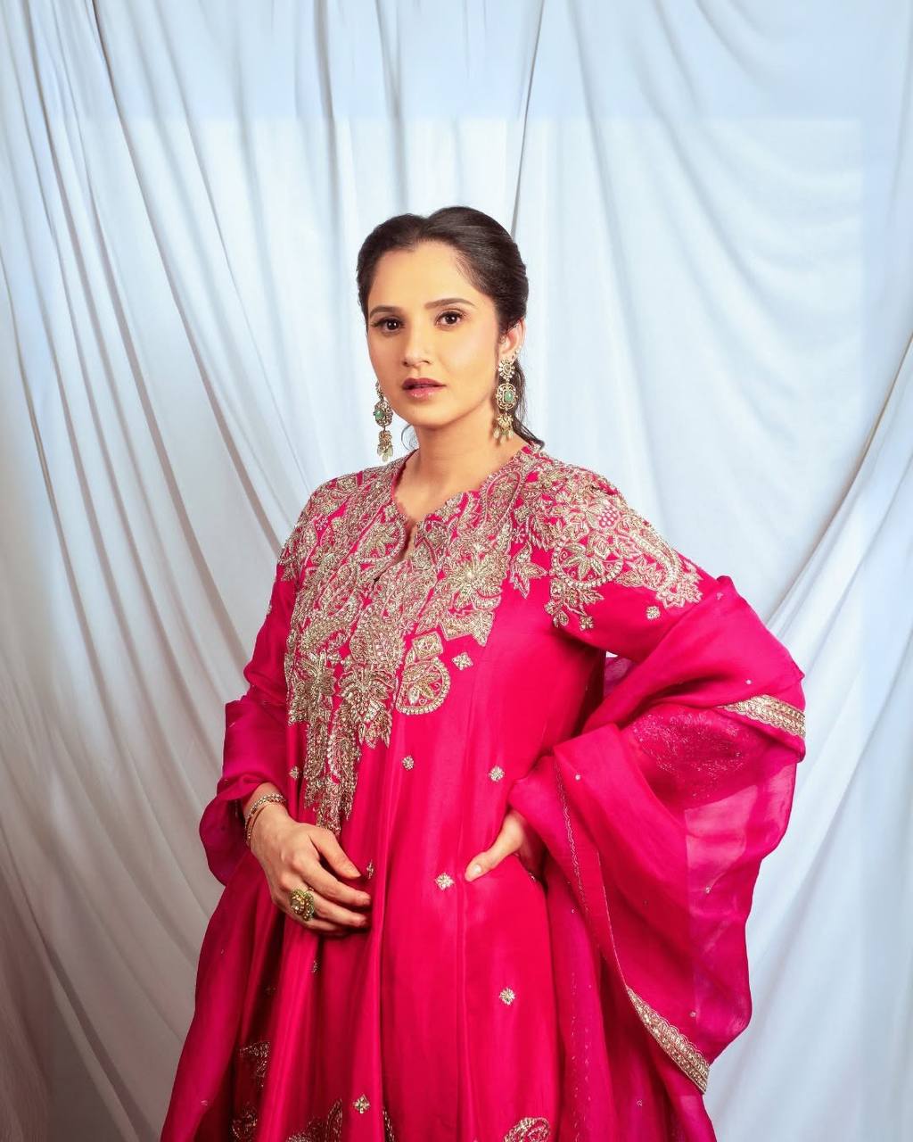 पार्टी वियर लुक: दुपट्टे के साथ टॉप और बॉटम में खूबसूरत दिखें