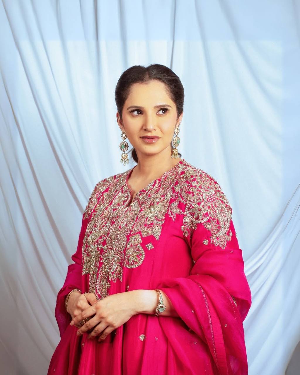 पार्टी वियर लुक: दुपट्टे के साथ टॉप और बॉटम में खूबसूरत दिखें