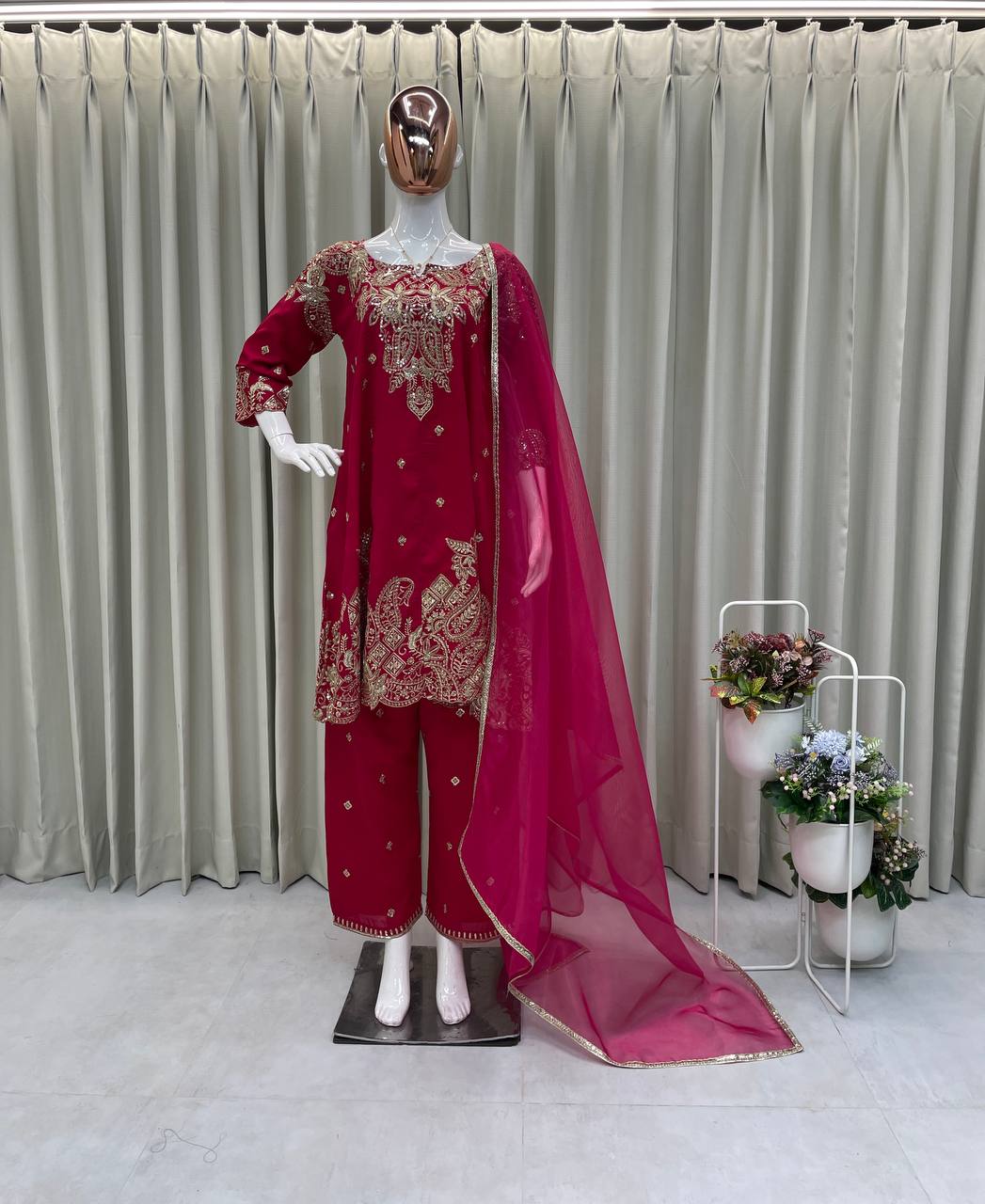 पार्टी वियर लुक: दुपट्टे के साथ टॉप और बॉटम में खूबसूरत दिखें