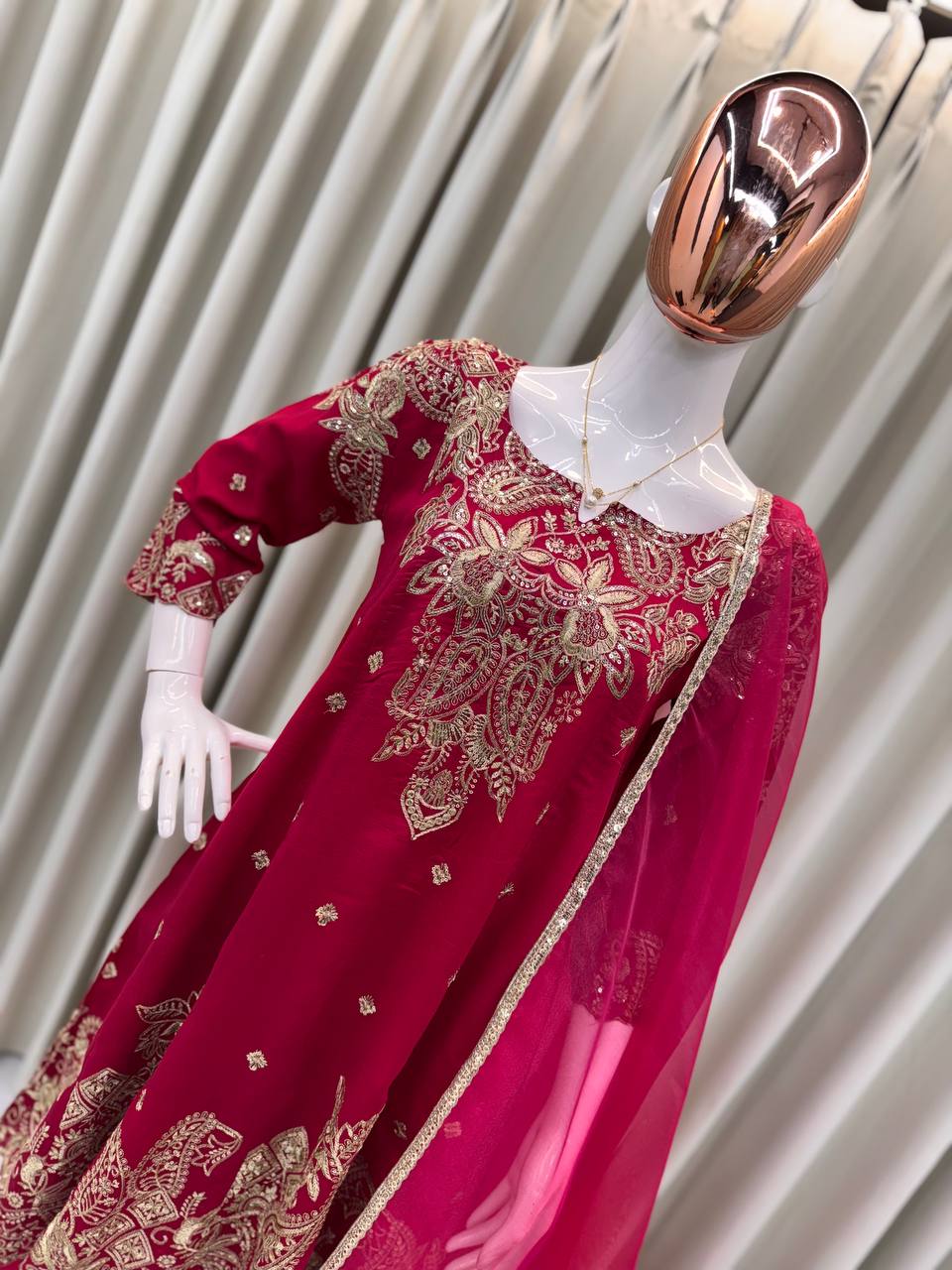 पार्टी वियर लुक: दुपट्टे के साथ टॉप और बॉटम में खूबसूरत दिखें