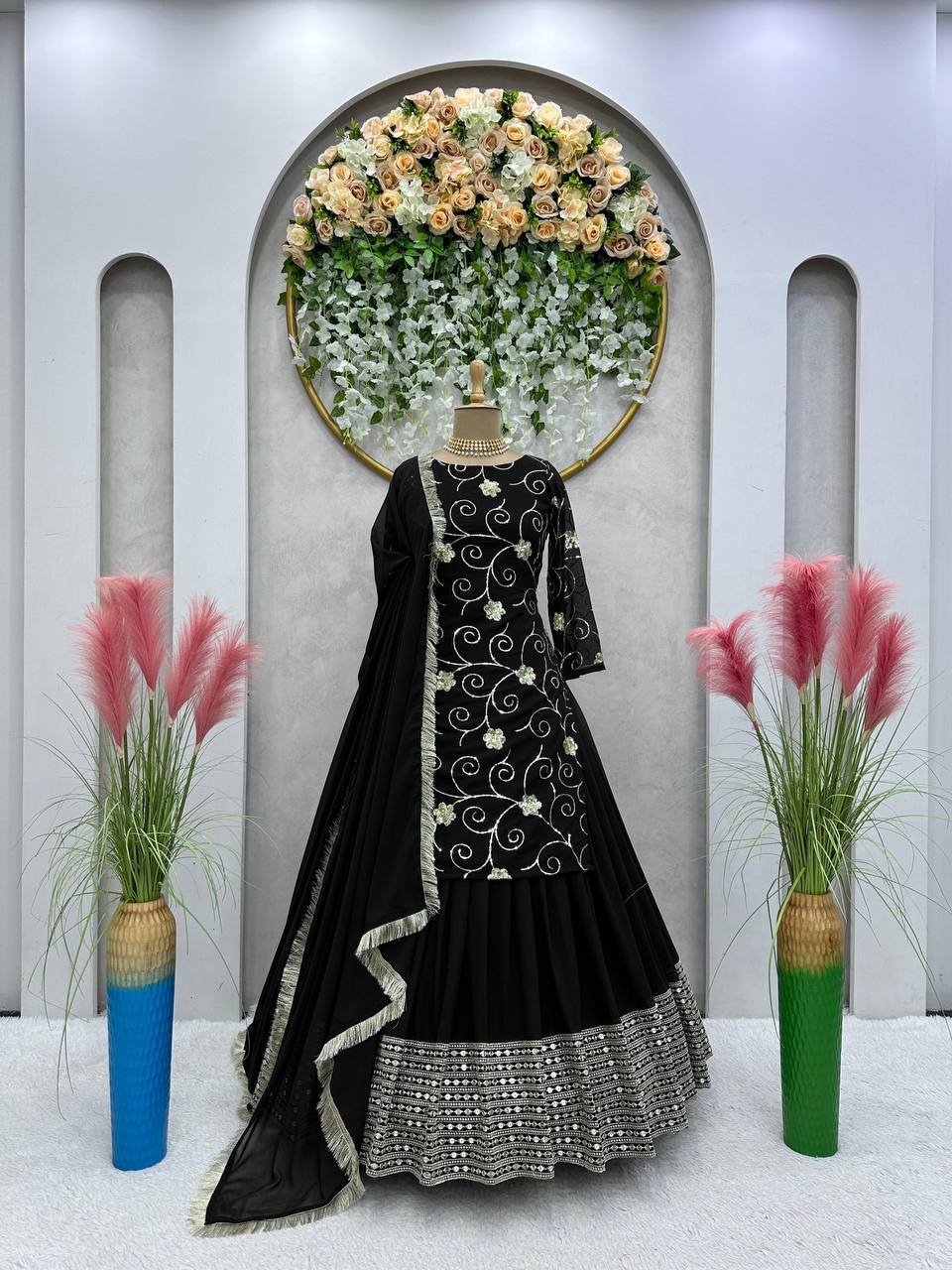 पार्टी वियर लुक टॉप-लहंगा और दुपट्टा