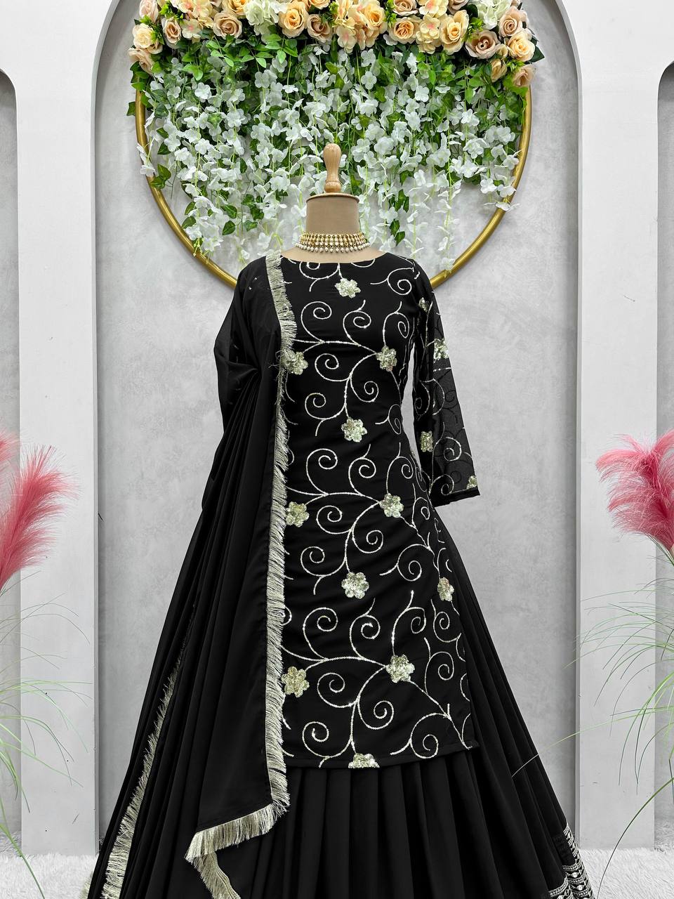 पार्टी वियर लुक टॉप-लहंगा और दुपट्टा