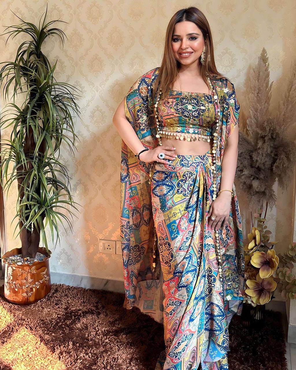 पार्टी वियर लुक खूबसूरत ब्लाउज-बॉटम और कोटी