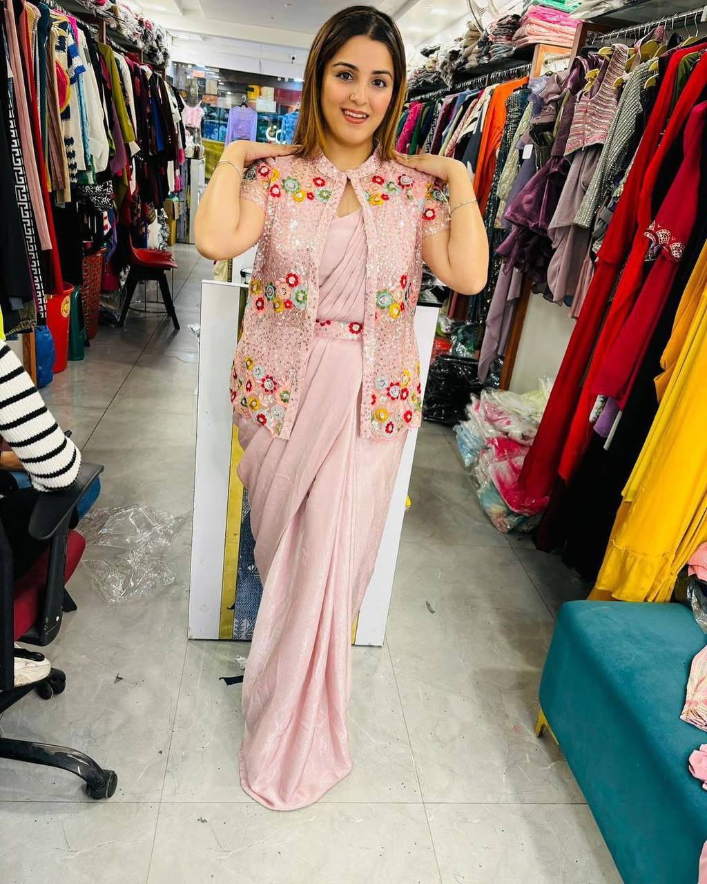 कढ़ाई के काम वाली पार्टी वियर लुक के लिए रेडी टू वियर साड़ी