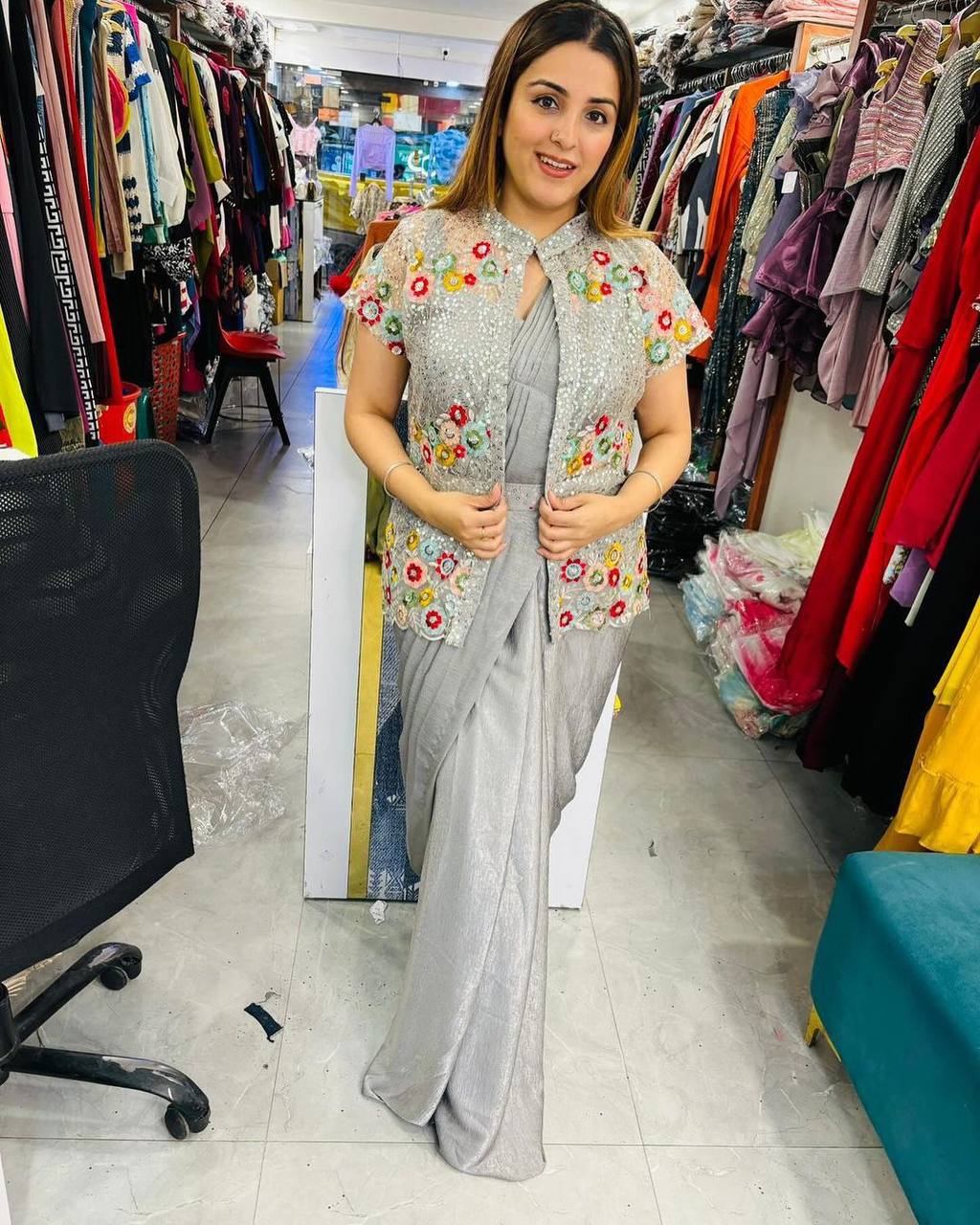 कढ़ाई के काम वाली पार्टी वियर लुक के लिए रेडी टू वियर साड़ी