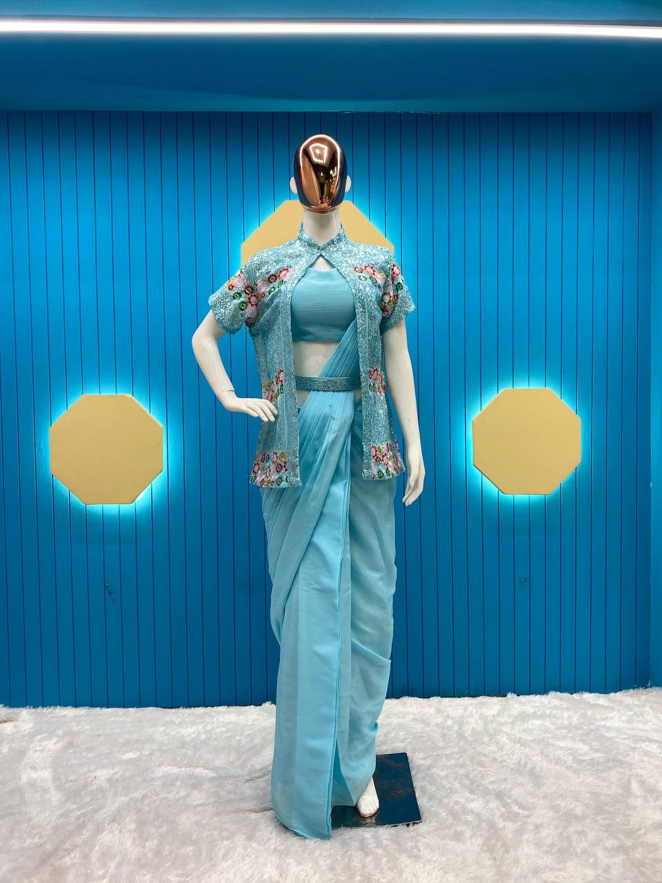 कढ़ाई के काम वाली पार्टी वियर लुक के लिए रेडी टू वियर साड़ी