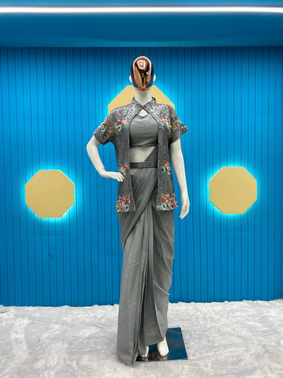 कढ़ाई के काम वाली पार्टी वियर लुक के लिए रेडी टू वियर साड़ी