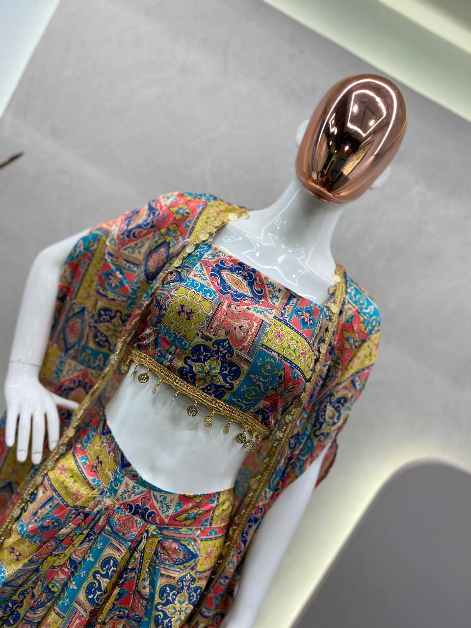 पार्टी वियर लुक खूबसूरत ब्लाउज-बॉटम और कोटी