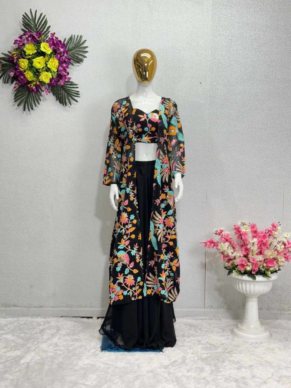 पार्टी वियर फैंसी श्रग चोली और कोटी सीक्वेंस वर्क के साथ