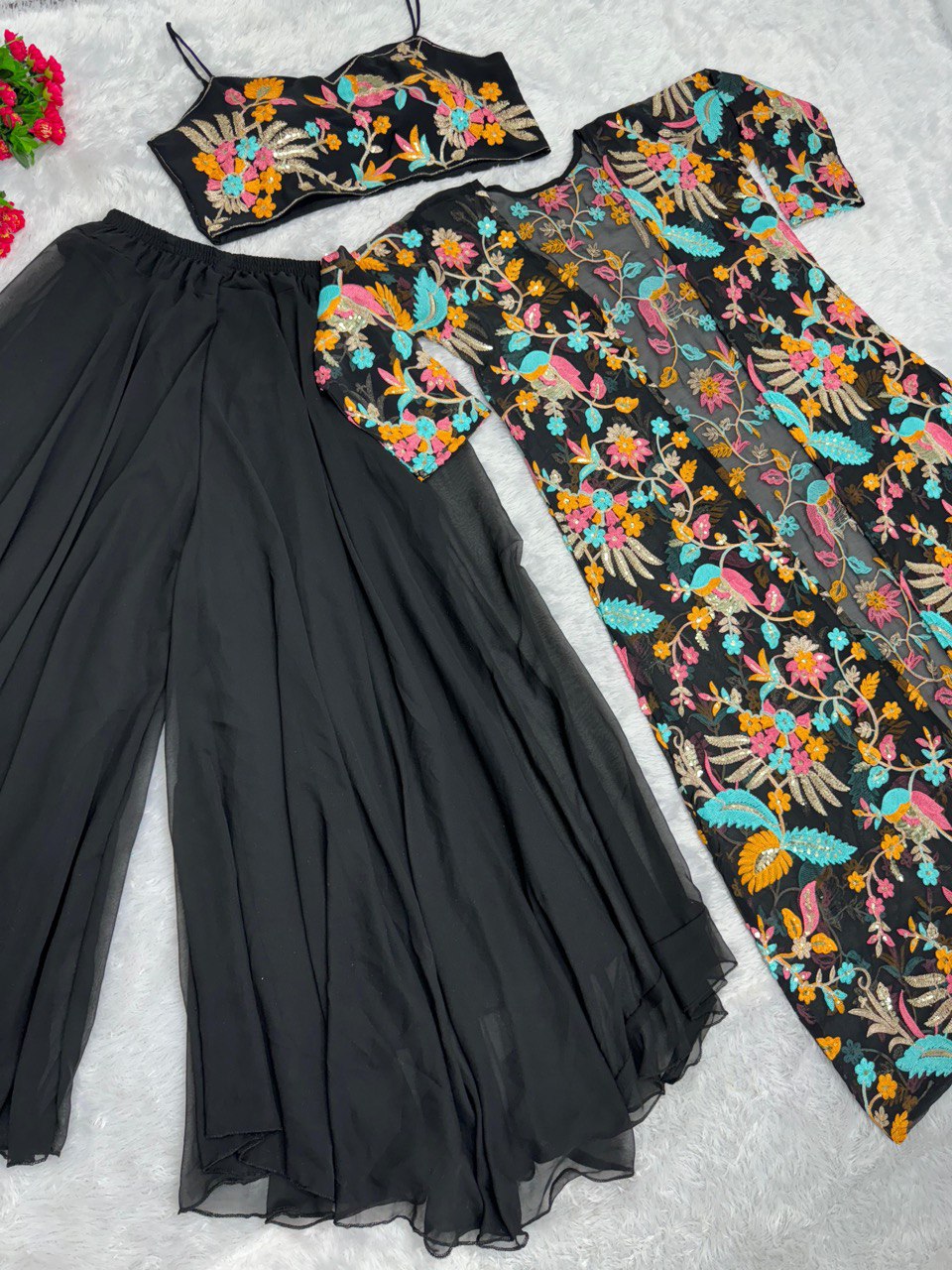 पार्टी वियर फैंसी श्रग चोली और कोटी सीक्वेंस वर्क के साथ