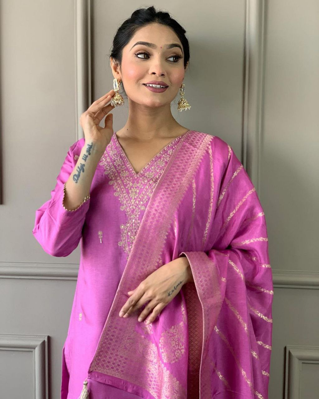 पार्टी वियर लुक: दुपट्टे के साथ टॉप और बॉटम में खूबसूरत दिखें