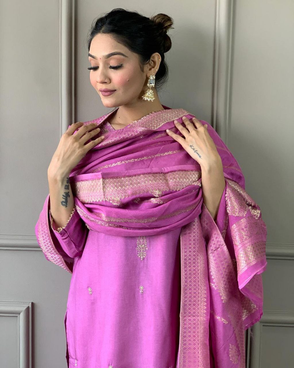 पार्टी वियर लुक: दुपट्टे के साथ टॉप और बॉटम में खूबसूरत दिखें