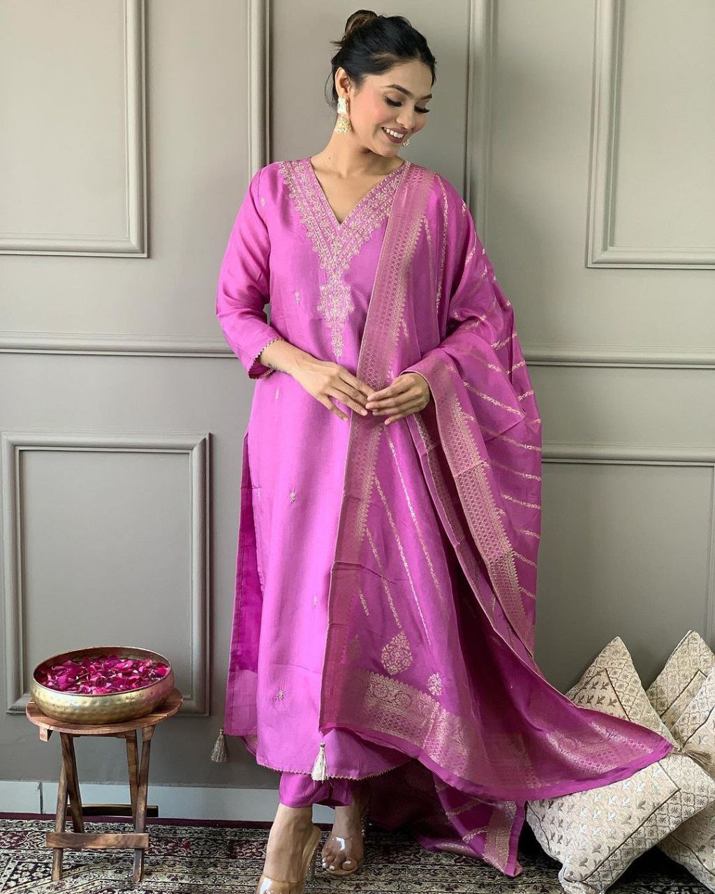 पार्टी वियर लुक: दुपट्टे के साथ टॉप और बॉटम में खूबसूरत दिखें