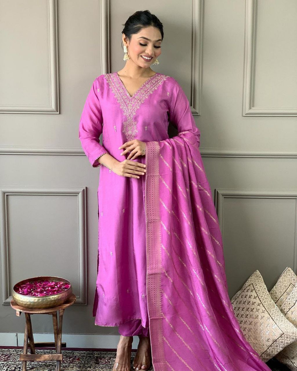 पार्टी वियर लुक: दुपट्टे के साथ टॉप और बॉटम में खूबसूरत दिखें