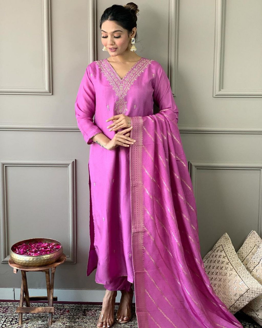 पार्टी वियर लुक: दुपट्टे के साथ टॉप और बॉटम में खूबसूरत दिखें