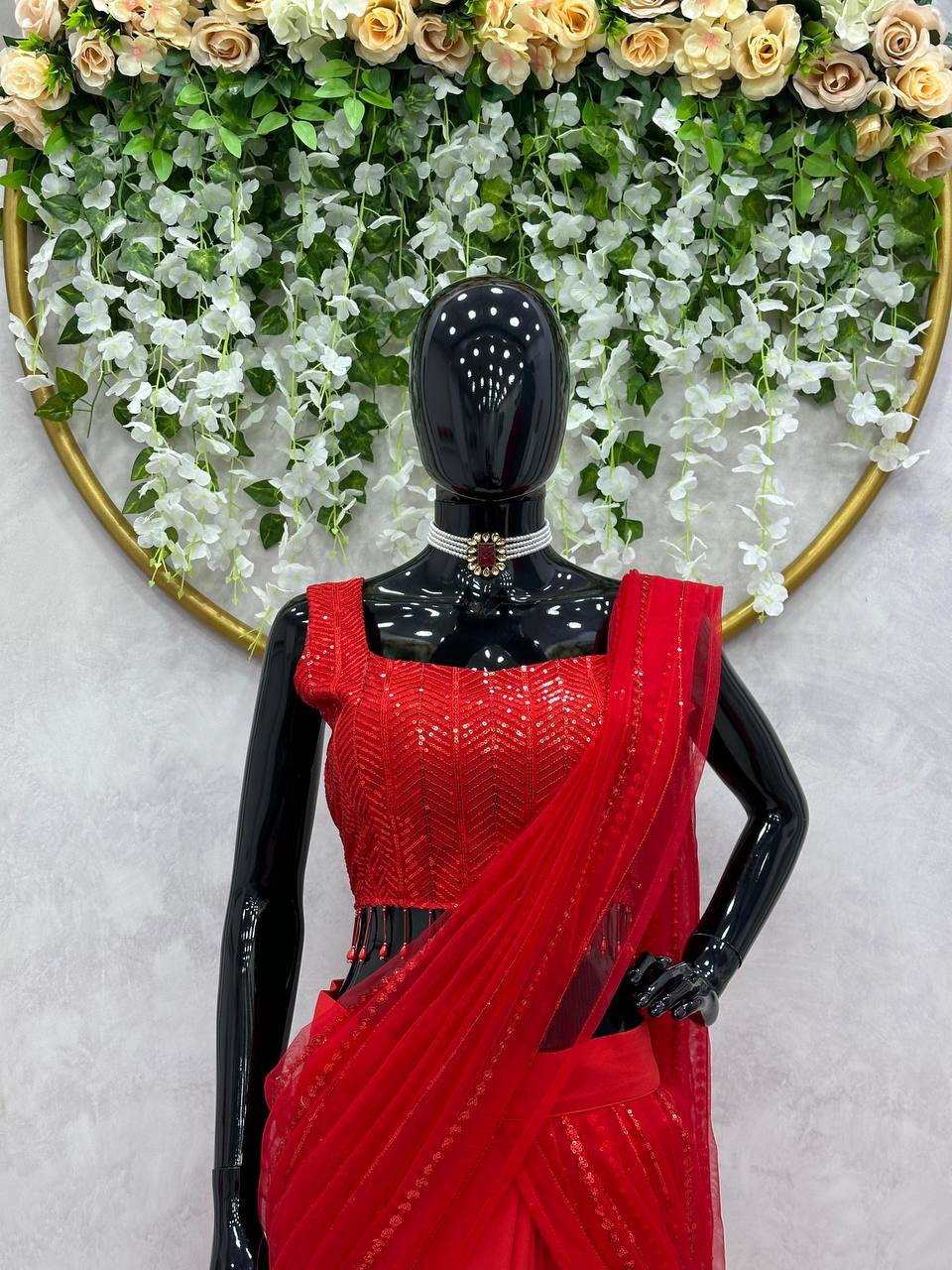 पार्टी वियर लुक के लिए खूबसूरत रेडी टू वियर लहंगा साड़ी