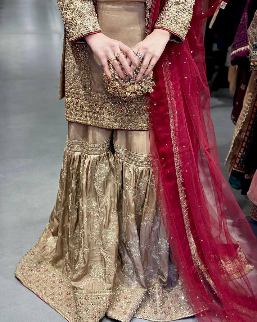 सीक्वेंस और थ्रेड वर्क वाला डिज़ाइनर सूट सेट