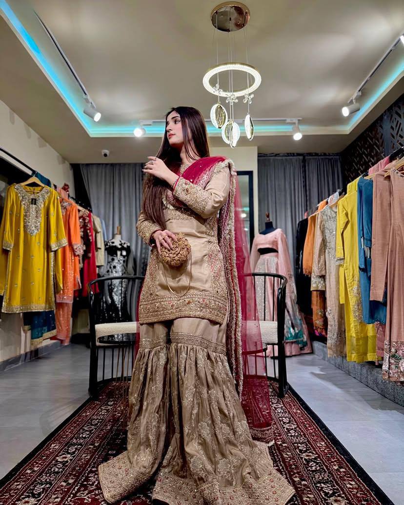 सीक्वेंस और थ्रेड वर्क वाला डिज़ाइनर सूट सेट