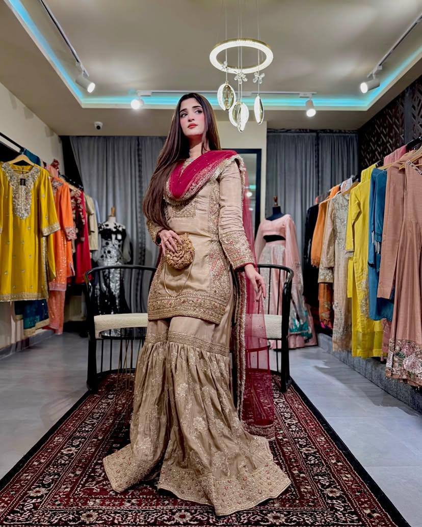 सीक्वेंस और थ्रेड वर्क वाला डिज़ाइनर सूट सेट