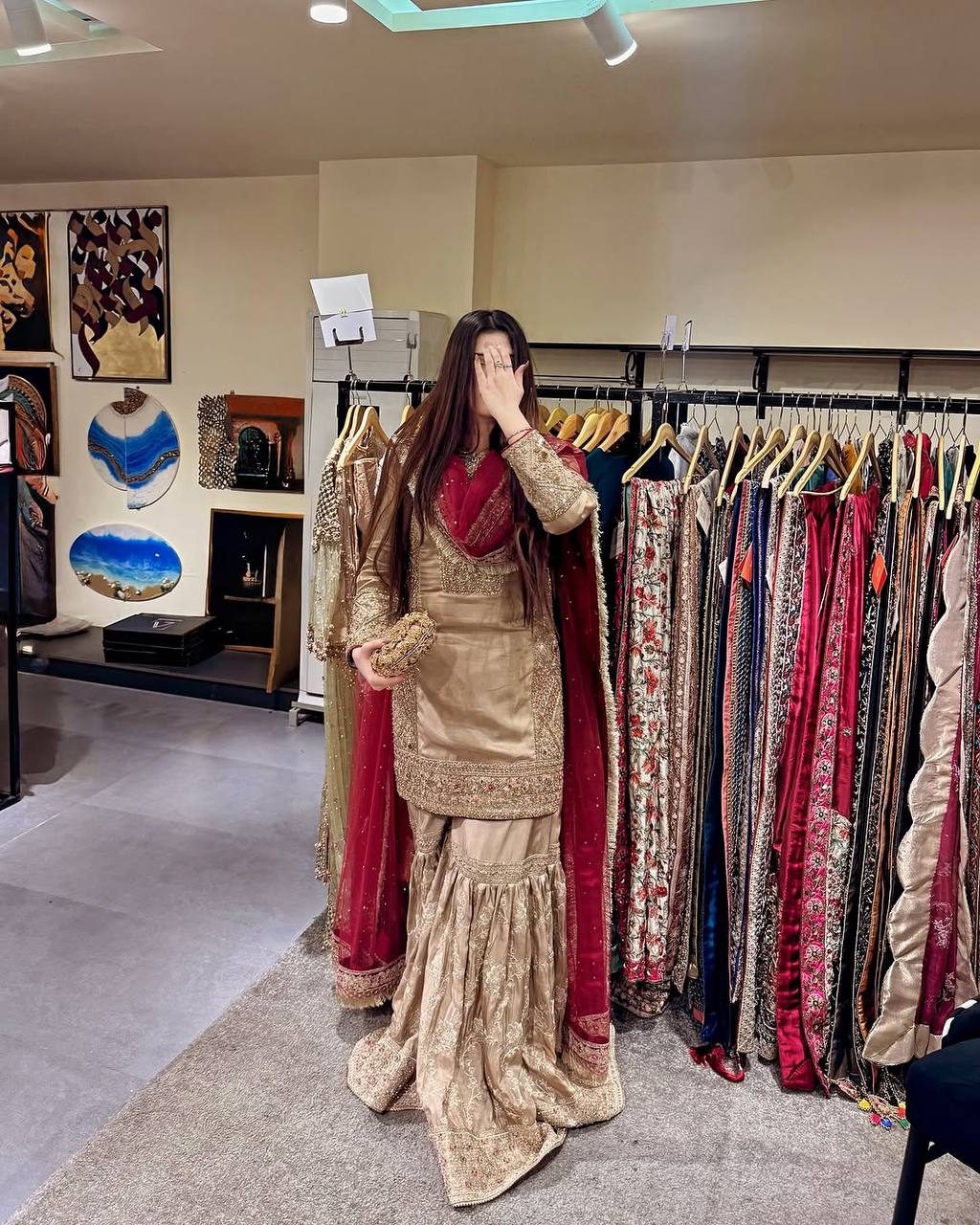 सीक्वेंस और थ्रेड वर्क वाला डिज़ाइनर सूट सेट