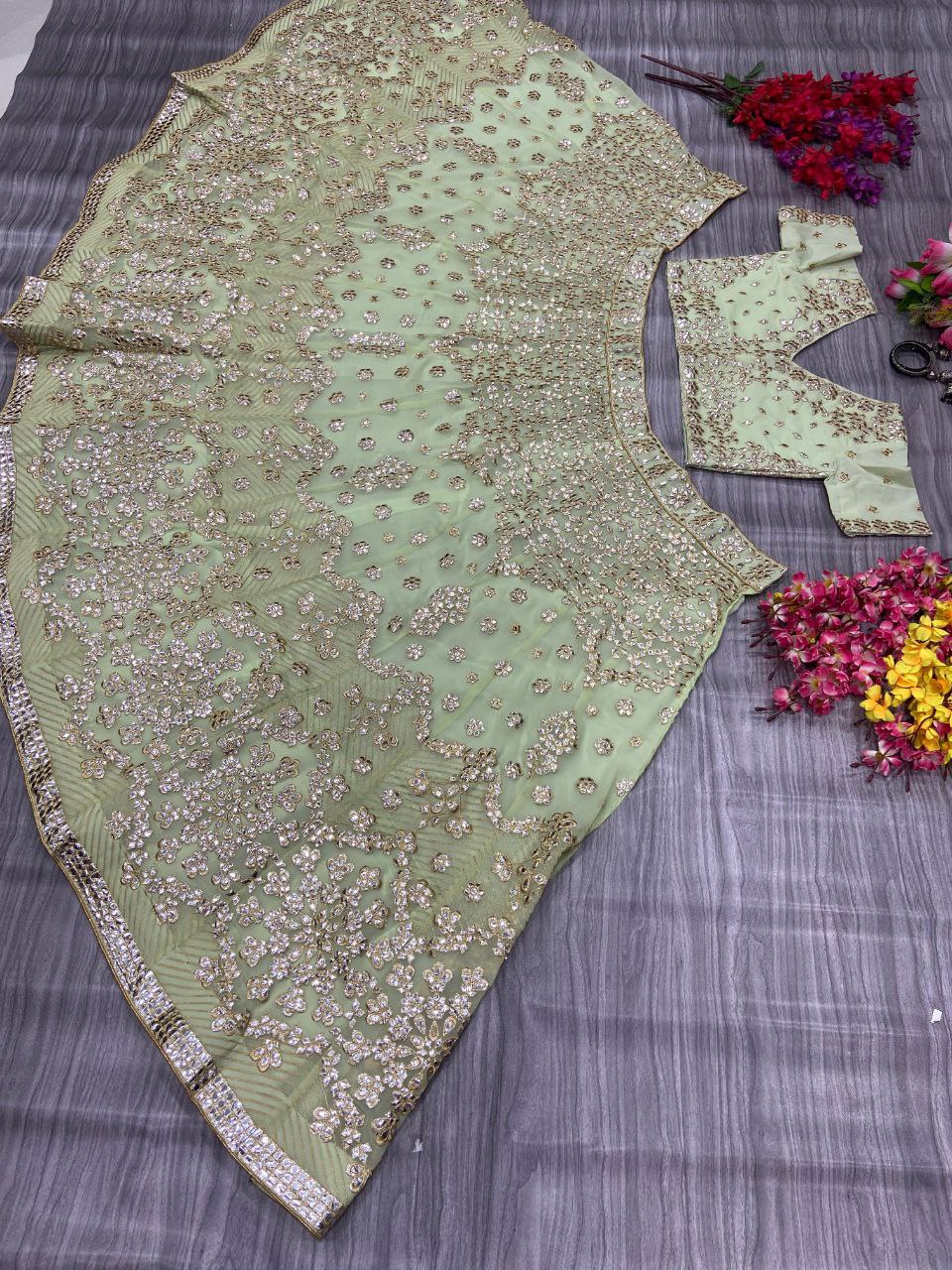 सुंदर धागे की कढ़ाई के साथ डिज़ाइनर पार्टी वियर लहंगा चोली