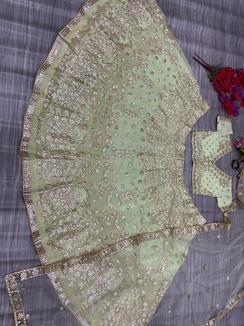 सुंदर धागे की कढ़ाई के साथ डिज़ाइनर पार्टी वियर लहंगा चोली