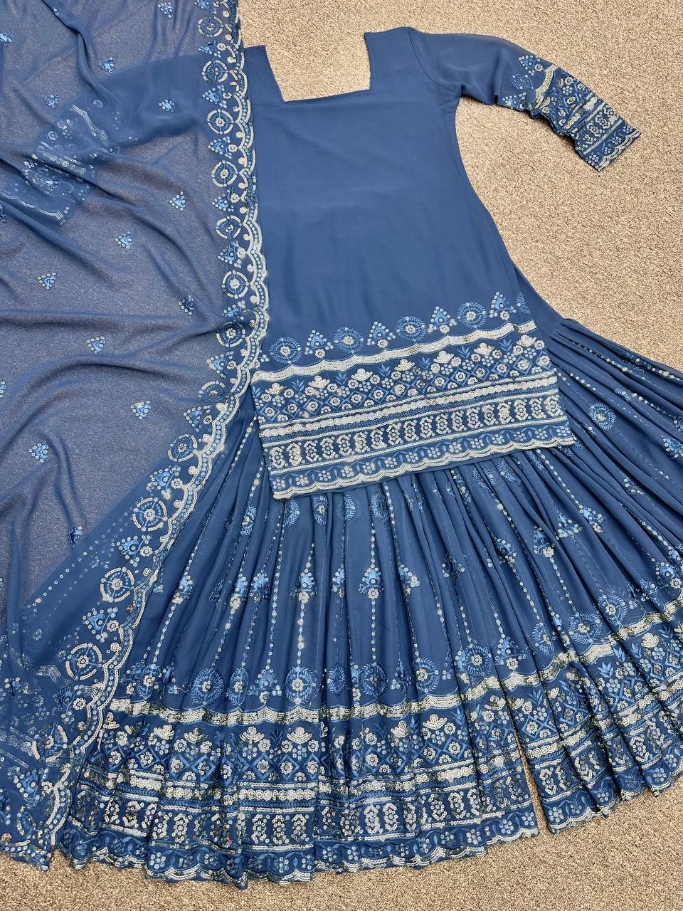 फैंसी टॉप - कढ़ाई और सेक्विन वर्क वाला शरारा और दुपट्टा