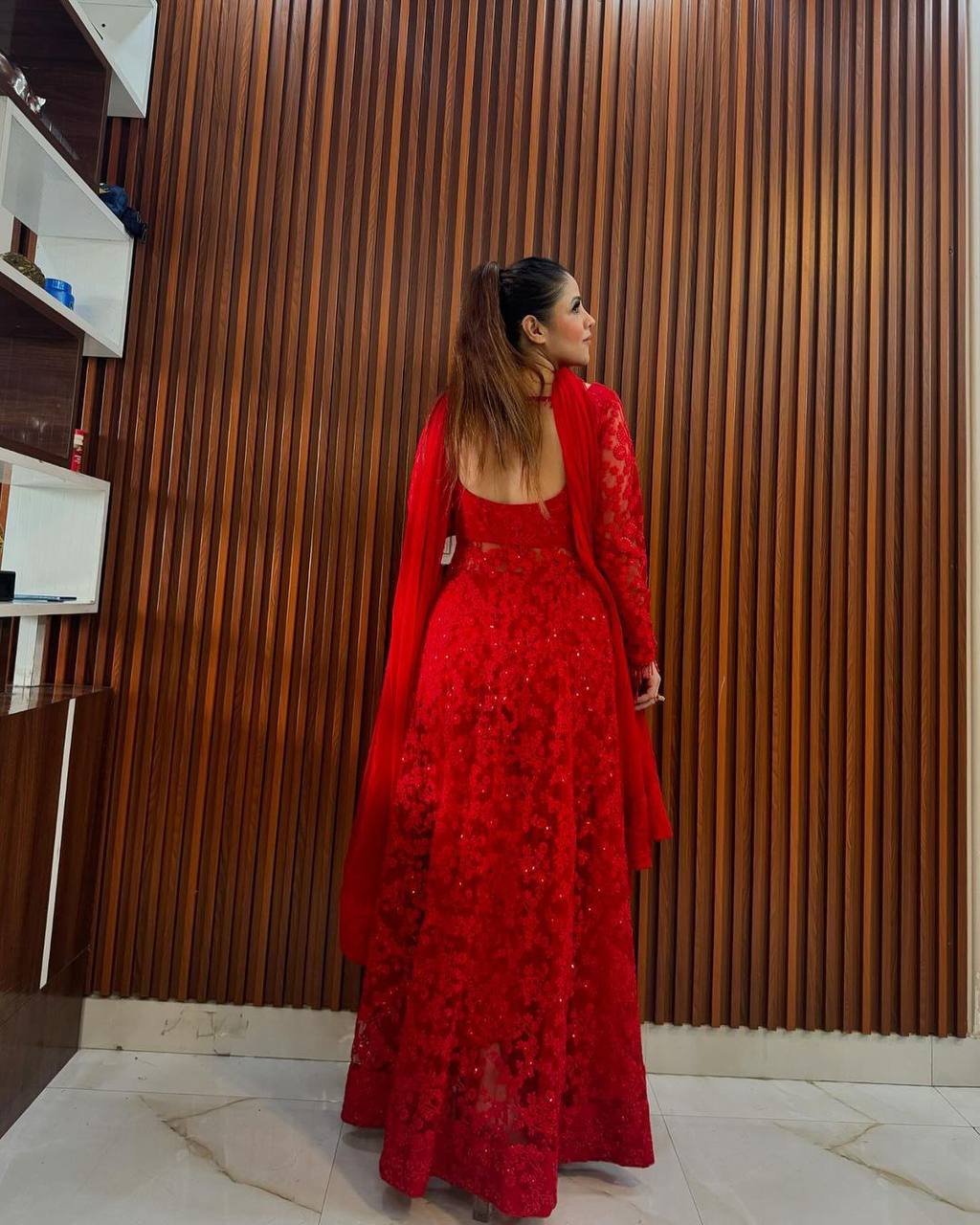 पार्टी वियर लुक टॉप-पेंट और दुपट्टा थ्रेड और सीक्वेंस वर्क के साथ