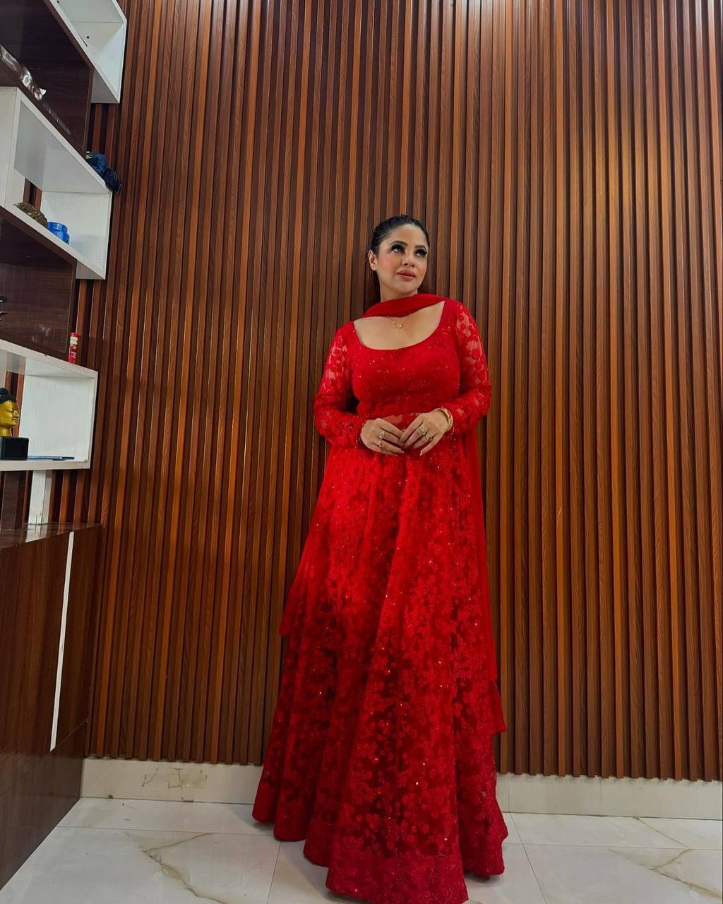 पार्टी वियर लुक टॉप-पेंट और दुपट्टा थ्रेड और सीक्वेंस वर्क के साथ