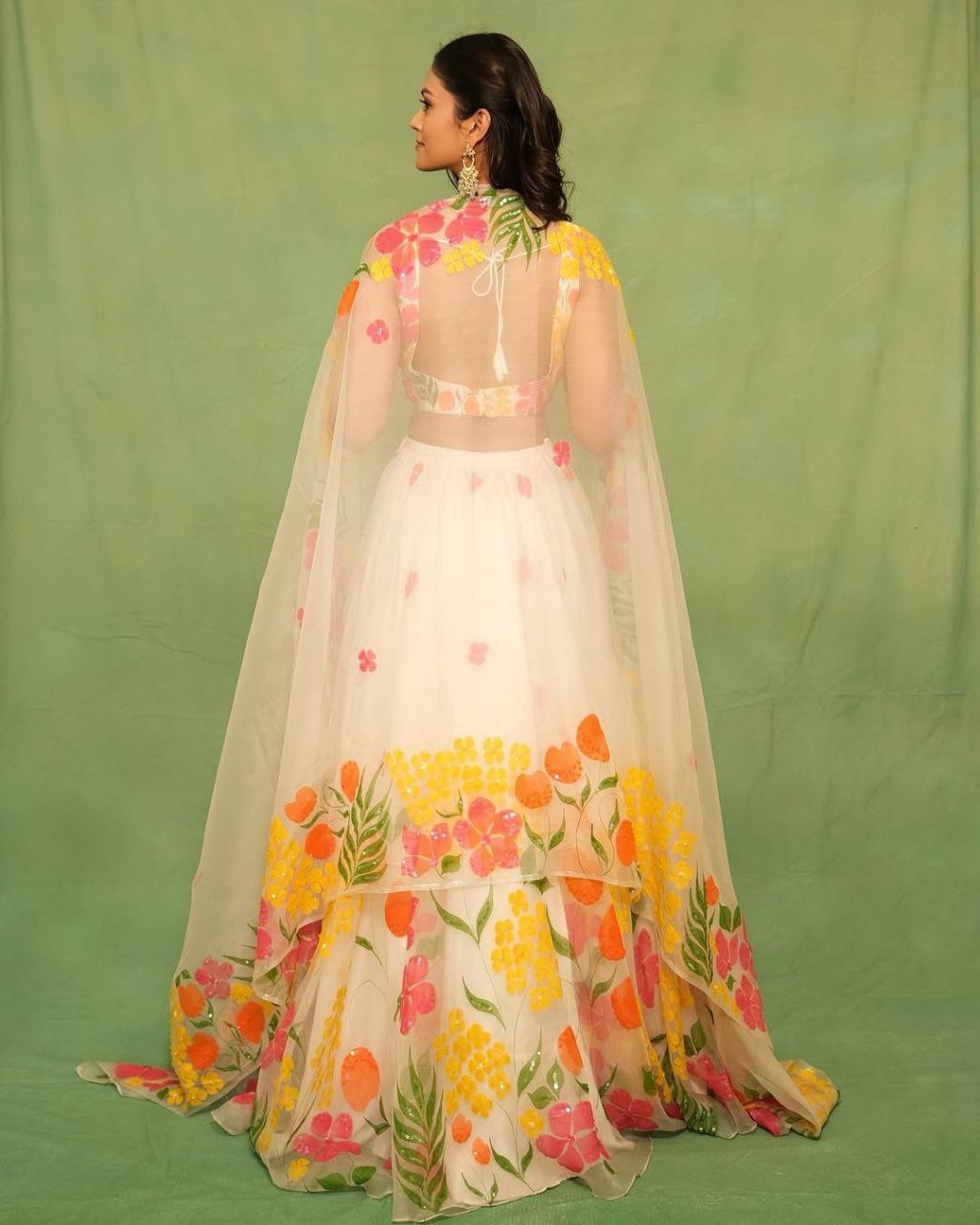 खूबसूरत फ्लोरल प्रिंट के साथ पार्टी वियर लहंगा चोली