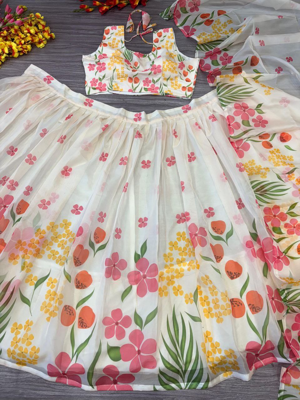 खूबसूरत फ्लोरल प्रिंट के साथ पार्टी वियर लहंगा चोली