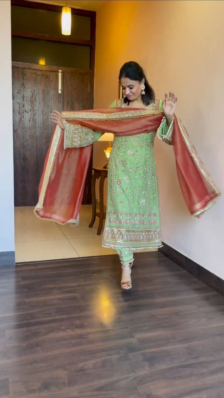 पार्टी में पहनने के लिए सुंदर टॉप और बॉटम दुपट्टे के साथ