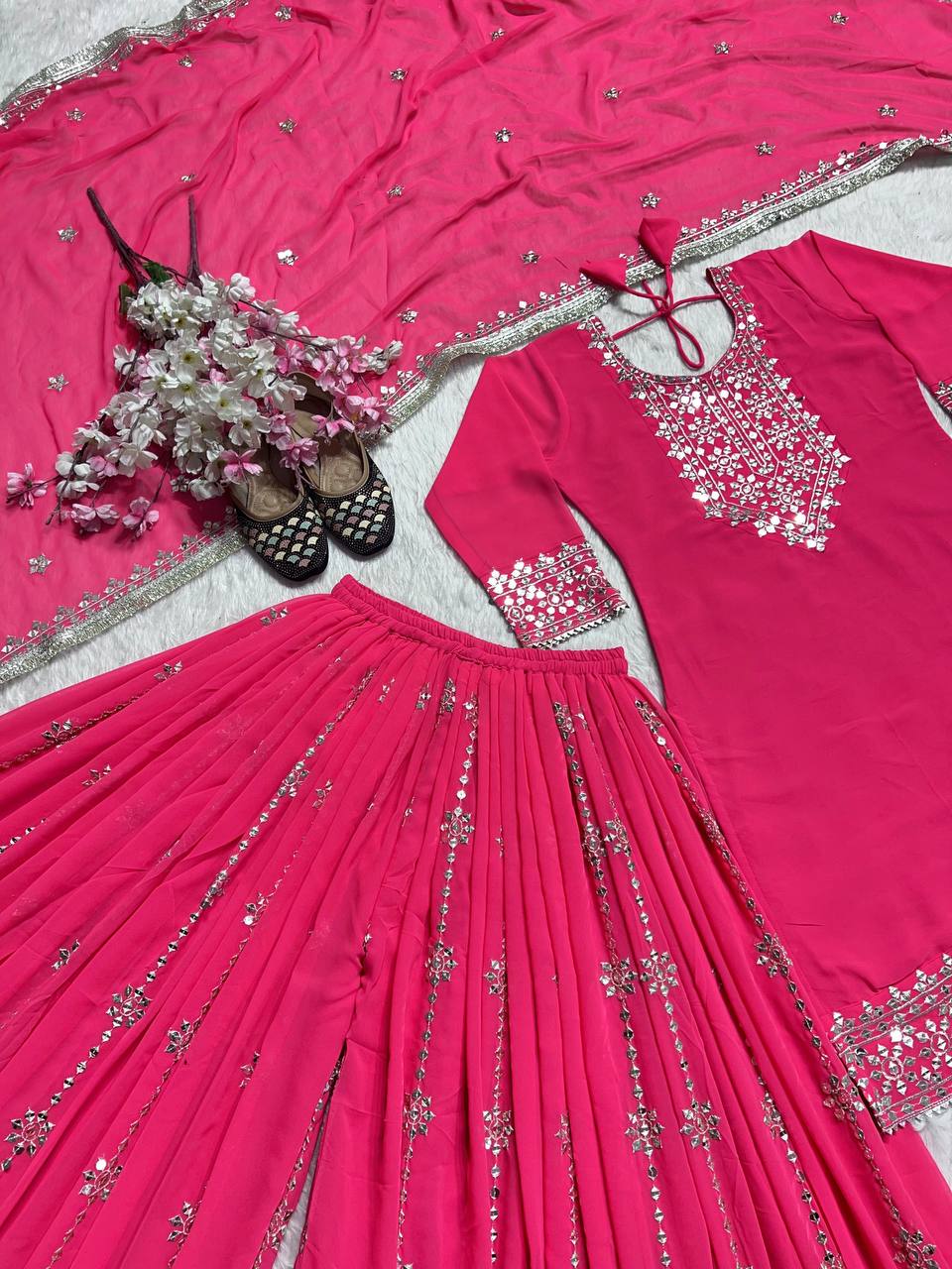 डिज़ाइनर पार्टी वियर टॉप-प्लाज़ो और दुपट्टा भारी कढ़ाई के काम के साथ