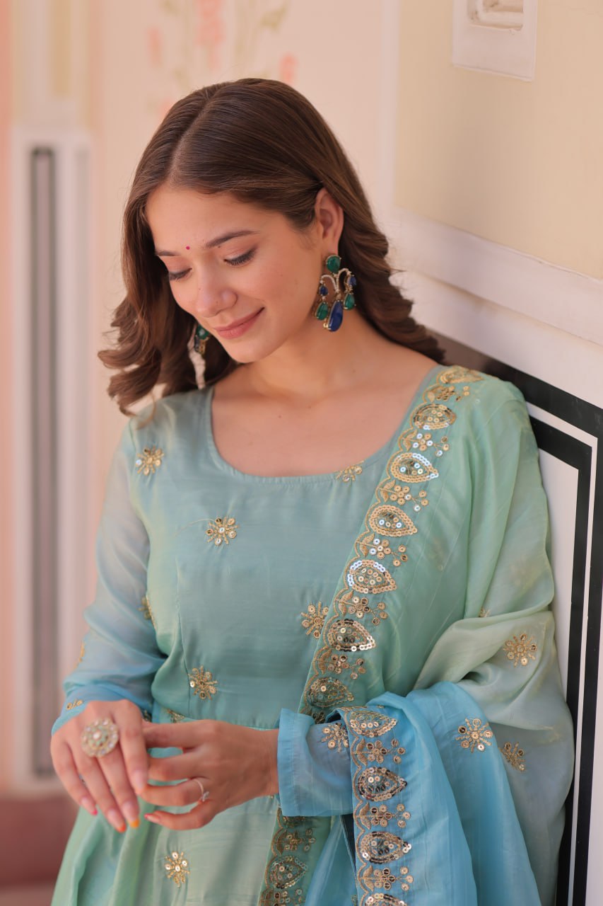 पार्टी वियर गाउन और दुपट्टा सेक्विन के साथ-मल्टी एम्ब्रॉयडरी वर्क