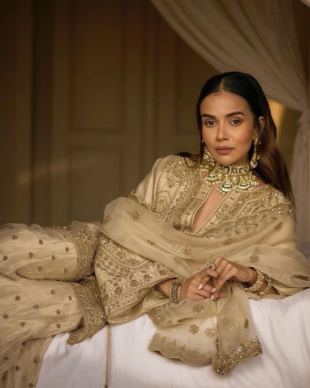 पार्टी वियर सुंदर सूट सेट धागे के साथ अनुक्रम कार्य के साथ