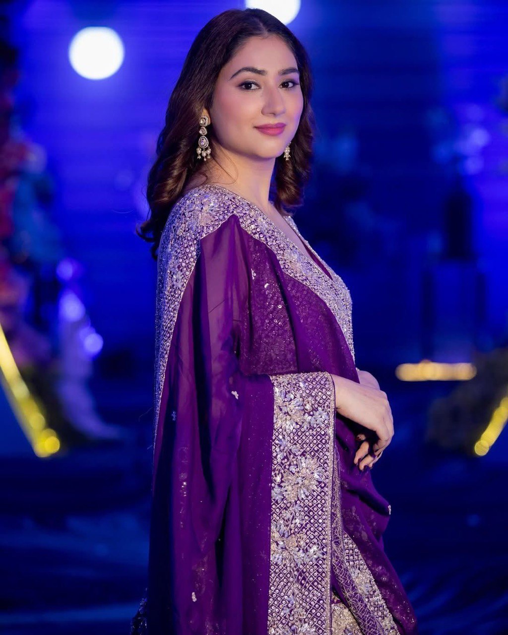 अनुक्रमिक कार्य के साथ धागे के साथ डिजाइनर सूट सेट