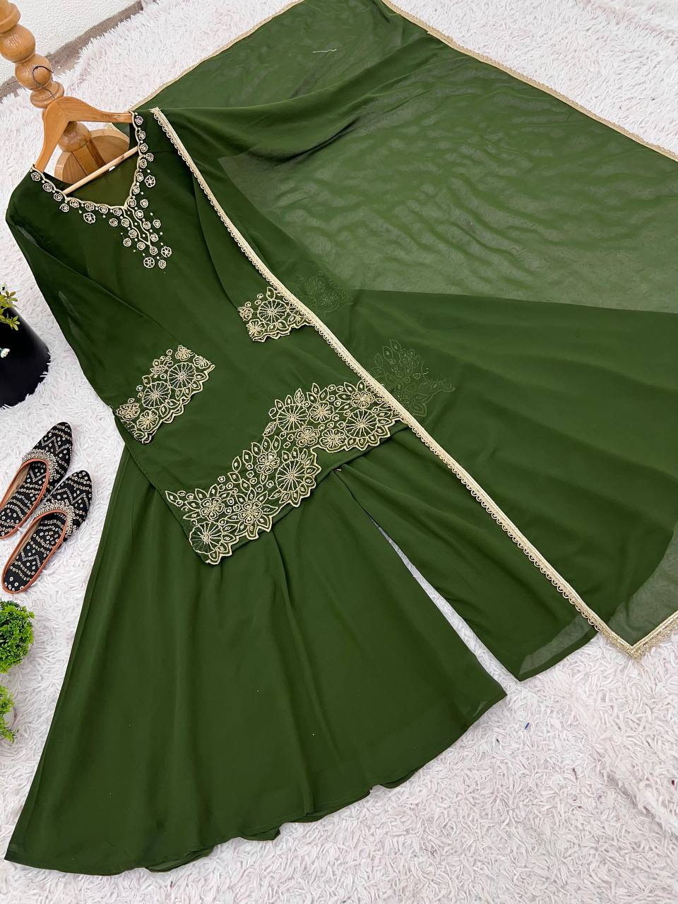 डिज़ाइनर पार्टी वियर लुक टॉप-प्लाज़ो और दुपट्टा कढ़ाई और बीड्स वर्क के साथ