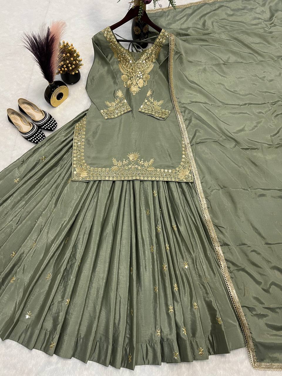 मल्टी नीडल एम्ब्रॉयडरी वर्क के साथ पार्टी वियर सूट सेट
