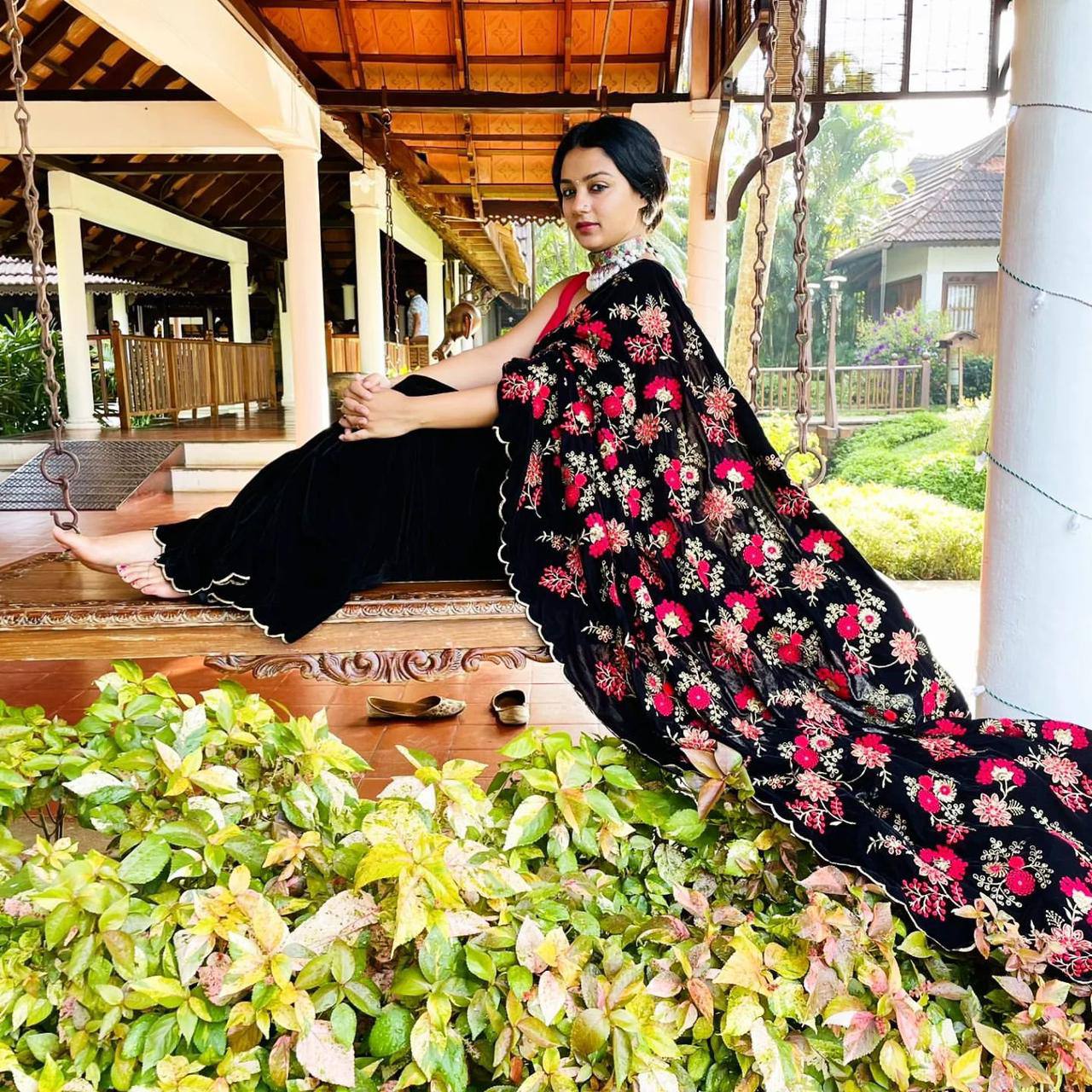 सीक्वेंस एम्ब्रॉयडरी वर्क वाली पार्टी वियर खूबसूरत साड़ी