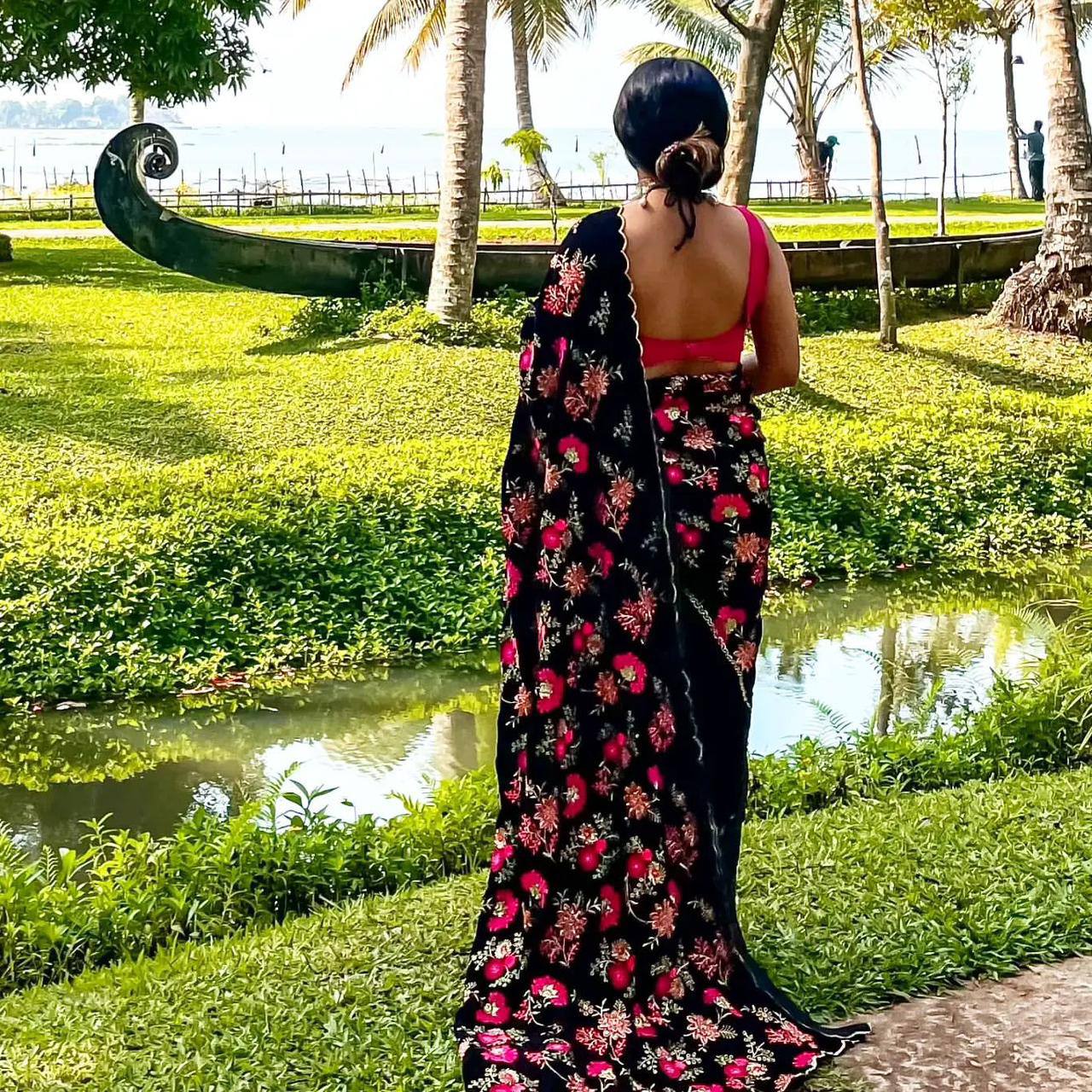 सीक्वेंस एम्ब्रॉयडरी वर्क वाली पार्टी वियर खूबसूरत साड़ी