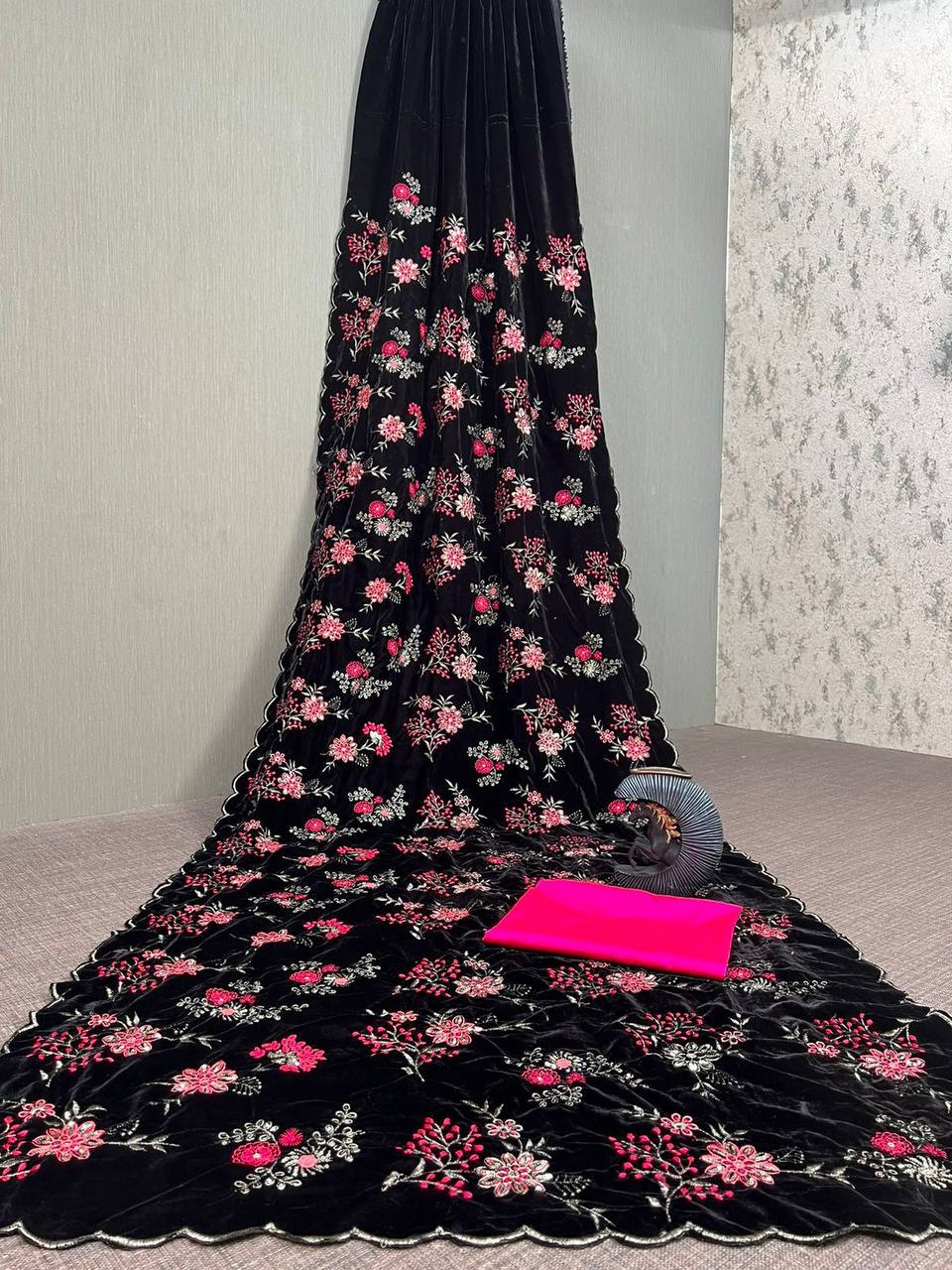 सीक्वेंस एम्ब्रॉयडरी वर्क वाली पार्टी वियर खूबसूरत साड़ी