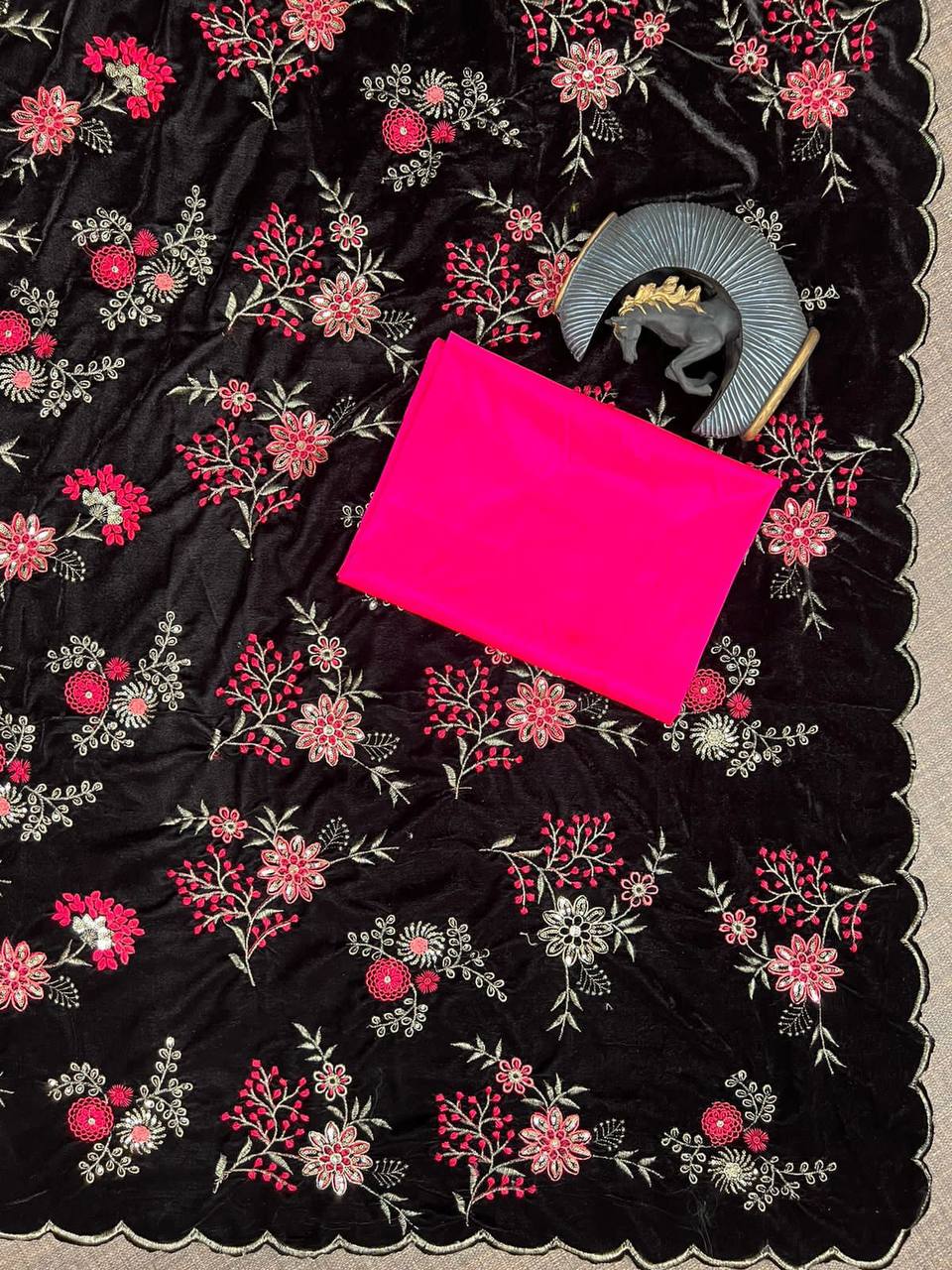 सीक्वेंस एम्ब्रॉयडरी वर्क वाली पार्टी वियर खूबसूरत साड़ी