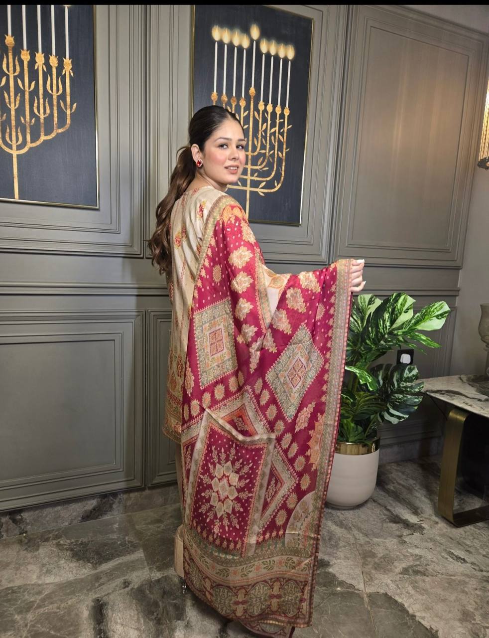 पार्टी वियर लुक: दुपट्टे के साथ टॉप और बॉटम में खूबसूरत दिखें