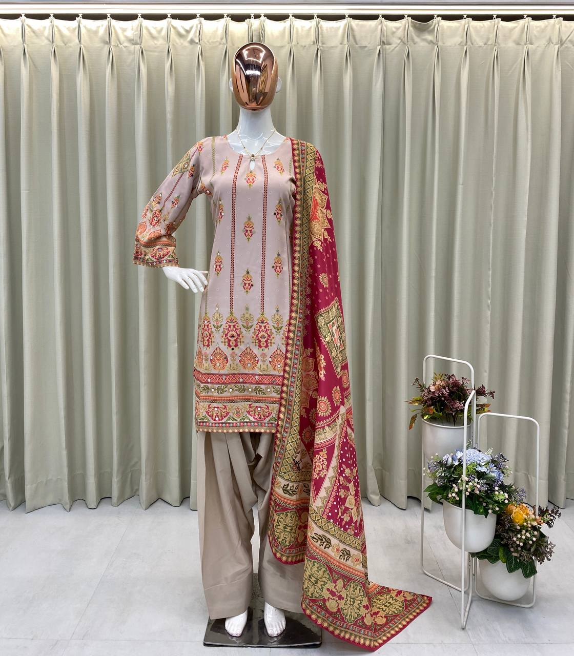 पार्टी वियर लुक: दुपट्टे के साथ टॉप और बॉटम में खूबसूरत दिखें