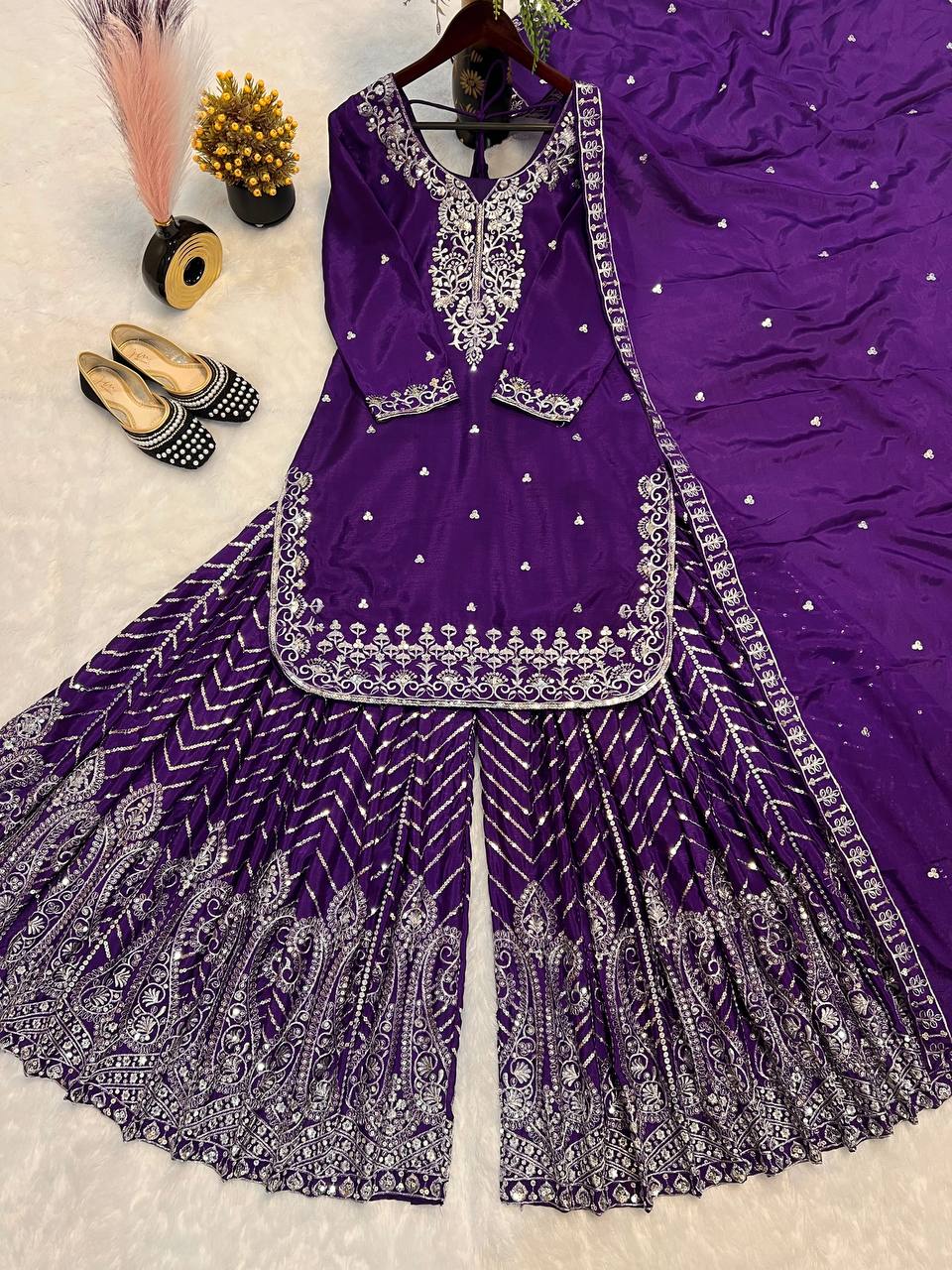 भारी कढ़ाई के काम के साथ पार्टी वियर टॉप बॉटम और दुपट्टा